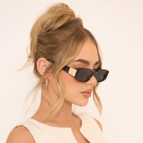 Gold Side Logo Detail Square Shaped Sunglasses In Black Gold Side Logo Detail Square Shaped Sunglasses In Black