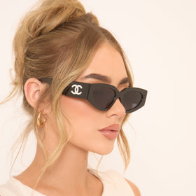 Side Logo Detail Angular Shaped Chunky Frame Sunglasses In Black Side Logo Detail Angular Shaped Chunky Frame Sunglasses In Black