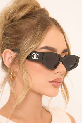 Side Logo Detail Angular Shaped Chunky Frame Sunglasses In Black